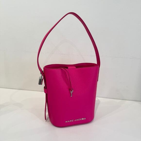 トートバッグ MARC JACOBS 4P5HSH045H01 Drifter Small Bucket Bag Leather Marc Jacobs Drifter Small Bucket Bag Leather $395